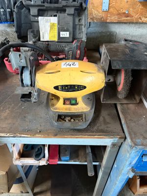 une photo d'un établi sur lequel sont posés des outils