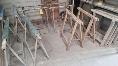 de nombreuses échelles en bois et un panneau dans un garage