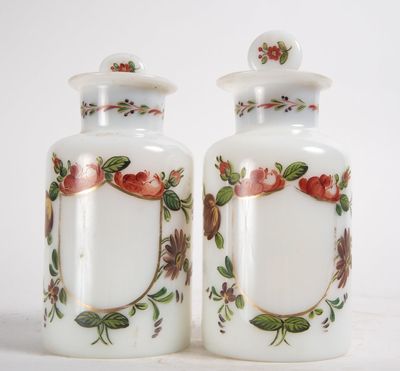 deux vases blancs ornés de fleurs et de feuilles