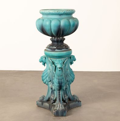 une image représentant un vase bleu posé sur une table