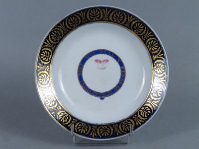 une assiette bleue et dorée ornée d'une fleur