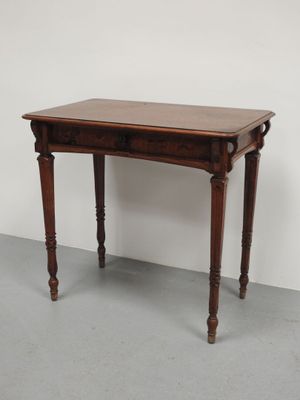 une vieille table en bois surmontée d'un tiroir