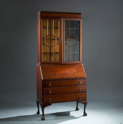 un secrétaire ancien en acajou avec des portes vitrées