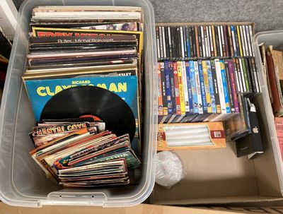 beaucoup de CD et des CD dans un boîtier en plastique