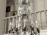 un lustre suspendu au plafond d'une maison
