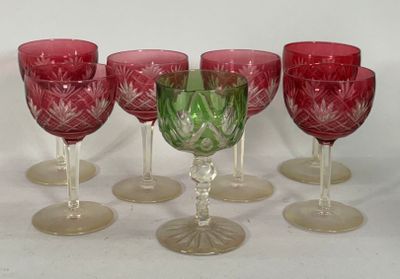 six verres à vin sont alignés sur une surface blanche