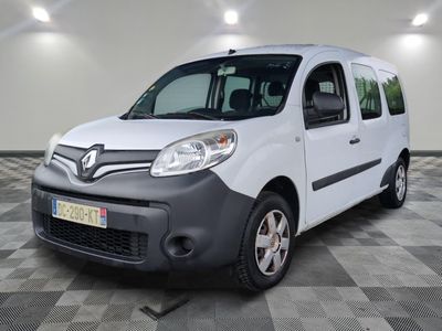 la photo d'une camionnette blanche garée dans un garage