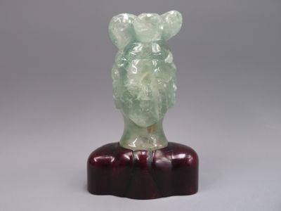 Buste d'une dame de cour en pierre dure façon jade jadéite.