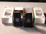 trois téléphones portables posés sur une table