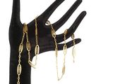 la main tient un bracelet à chaîne en or et un bracelet à chaîne en or