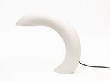 une lampe blanche posée sur une table
