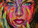 un tableau représentant le visage d'une femme recouvert de peinture colorée