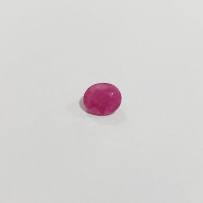 une pierre ovale rose sur une surface blanche