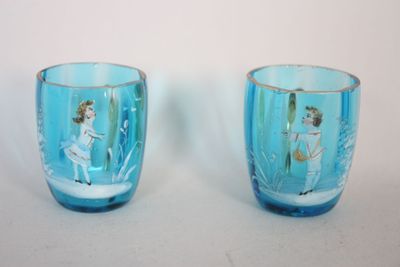deux verres bleus sur lesquels sont représentés une fille et un garçon
