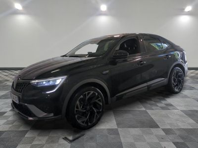 un 4x4 noir garé dans un garage au sol en damier