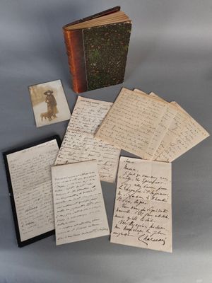 quelques vieux papiers et un livre posés sur une table
