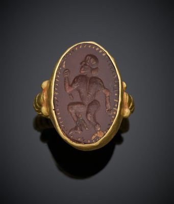 une bague en or sur laquelle est représenté un homme à cheval