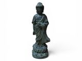 statue d'une personne portant un chapeau et une robe, sur fond blanc