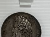 gros plan d'une pièce de monnaie sur une surface blanche