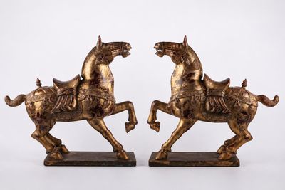 paire de statues de chevaux en laiton d'époque sur socles en marbre