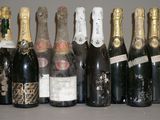 plusieurs bouteilles de vin sont alignées sur une table