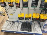beaucoup d'électronique sur les étagères du magasin