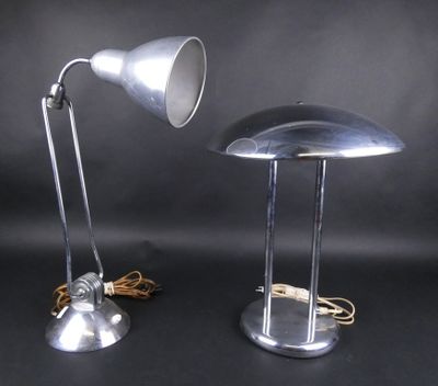 une paire de lampes de bureau en argent avec un abat-jour argenté sur fond noir