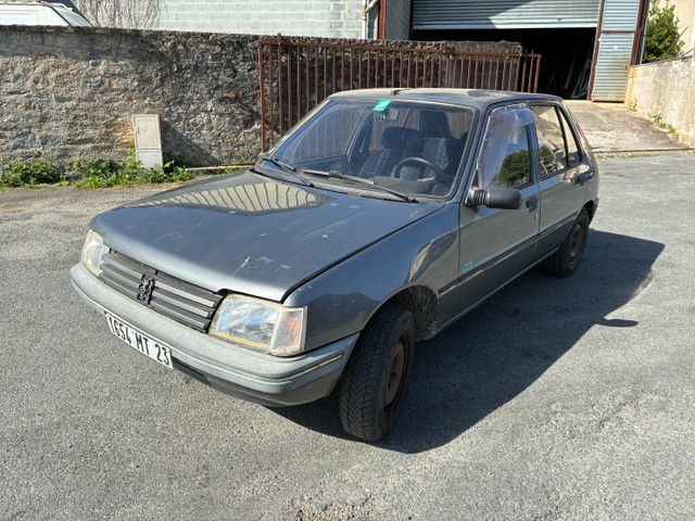 Véhicule particulier PEUGEOT 205 Phase 2 1.7 TD 78cv, immatriculé