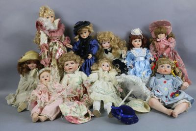 a lot of dolls that are sitting together on the floor
