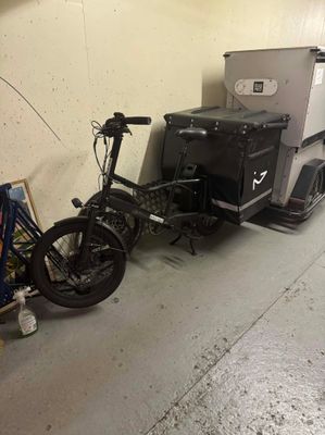 un vélo garé à côté d'une remorque dans un garage
