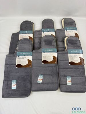 six tapis de bain gris avec des bordures marron sur fond blanc