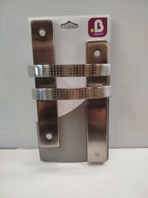 une paire de loquets métalliques fixés au mur