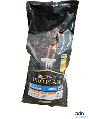 un sac de croquettes Pro Plan pour chien sur fond blanc