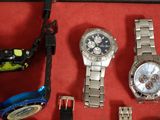 de nombreuses montres exposées dans une vitrine
