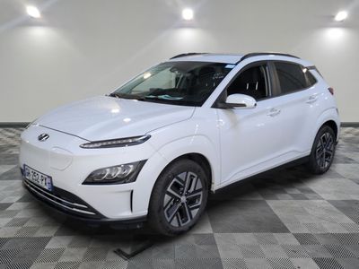un 4x4 blanc garé dans une pièce au sol en damier