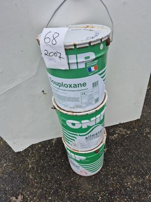 trois seaux de peinture empilés les uns sur les autres