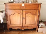 une armoire en bois sur laquelle sont posés de nombreux verres