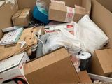 une caisse remplie de cartons contenant des articles vendus en magasin