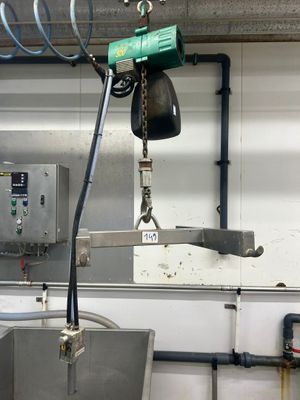 une photo d'une machine qui travaille sur une pièce de métal