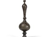 une image représentant un vase en métal orné d'un motif décoratif