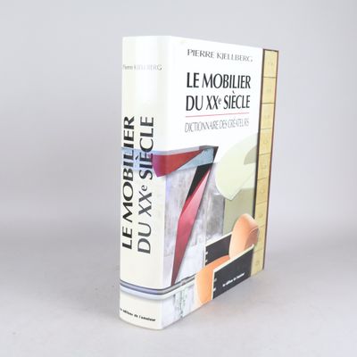 le livre repose sur une surface blanche avec un fond gris