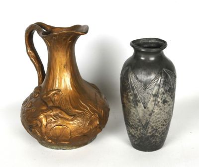 deux vases posés l'un à côté de l'autre sur une surface blanche