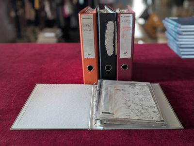 deux classeurs posés l'un à côté de l'autre sur une table
