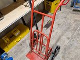 un diable rouge posé par terre