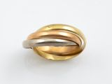 gros plan d'une bague en or et en argent sur une surface blanche