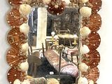 un miroir orné de coquillages, accroché au mur