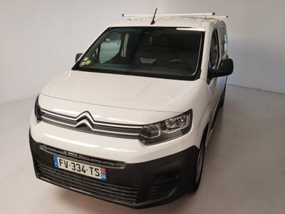 La camionnette blanche est garée dans une pièce blanche aux murs blancs.