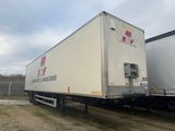 un camion semi-remorque garé sur le côté de la route