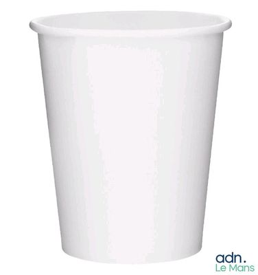 un gobelet en papier blanc avec un couvercle blanc sur fond blanc