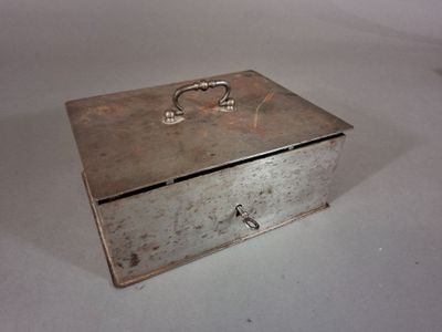 Coffre en métal blanc à une anse amovible, avec une clé, int…